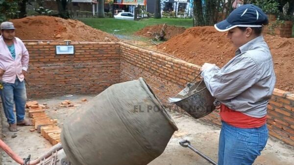 Doña valé saca adelante a sus hijos trabajando de albañil