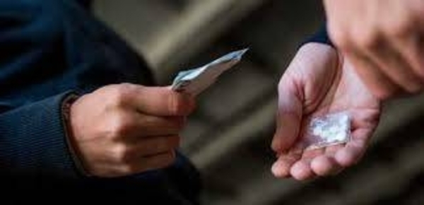 Diario HOY | Una niña fraccionaba la cocaína que la madre y la abuela vendían en Roma