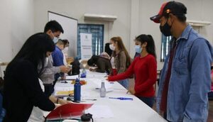 Más de 700 jóvenes recibieron en total G. 4.000.000 cada uno por becas de parte de la EBY