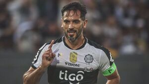 Decidió irse, pero el Rey no se resigna