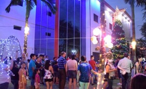 Inauguran arreglos navideños hechos de materiales reciclados