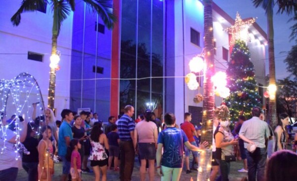 Inauguran arreglos navideños hechos de materiales reciclados