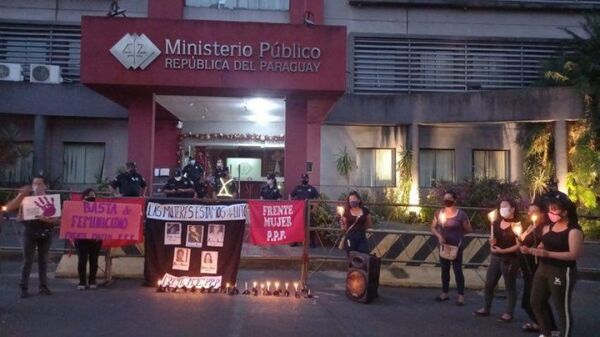 Mujeres realizan mitín frente a la Fiscalía General ante ola de feminicidios.