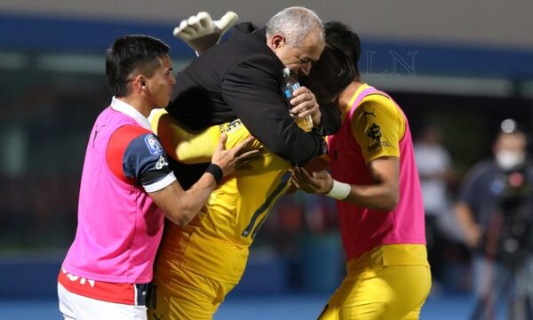 Chiqui Arce puso paños fríos: continúa en Cerro y fue a recibir premio del arquero Jean (video)