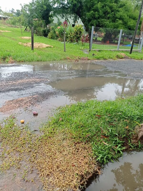 Vecinos protestan contra cementera por aguas servidas que destruyen calles - Nacionales - ABC Color