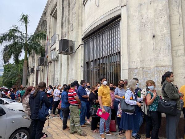 Docentes madrugan para retirar documentos del MEC y exigen sistema virtual - Nacionales - ABC Color