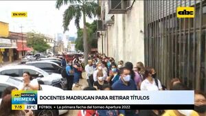 Docentes madrugan para realizar trámites y retirar títulos y documentos del MEC - ABC Noticias - ABC Color
