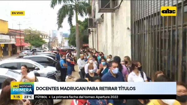 Docentes madrugan para realizar trámites y retirar títulos y documentos del MEC - ABC Noticias - ABC Color