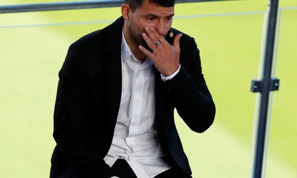 Llorando el Kun Agüero anunció su retiro del fútbol