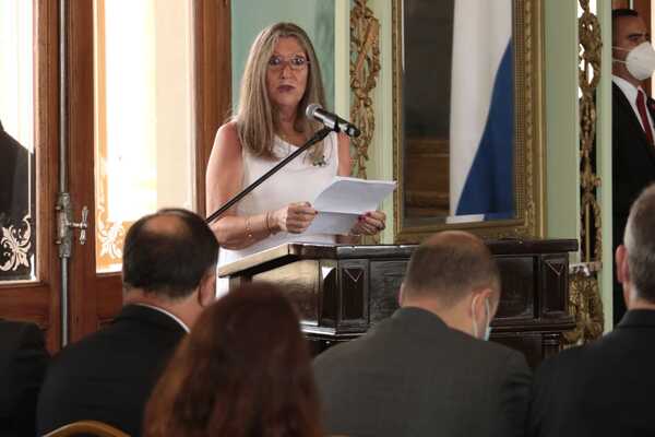 Mandatario entregó el Premio Nacional de Literatura a la escritora Susana Gertopán - .::Agencia IP::.