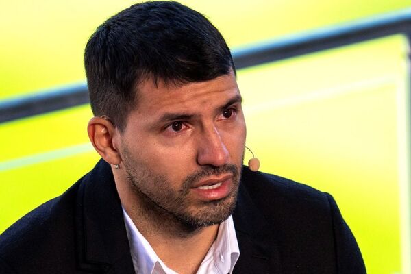 Un desolado Kun se retiró del fútbol