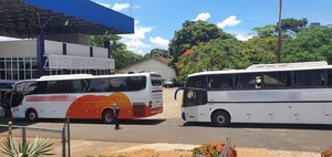 Decomisan en Foz de Yguazú tres buses con mercaderías valuadas en 566 mil reales - La Clave