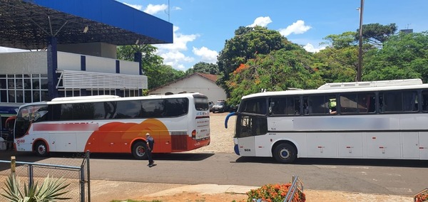Decomisan en Foz de Yguazú tres buses con mercaderías valuadas en 566 mil reales - La Clave