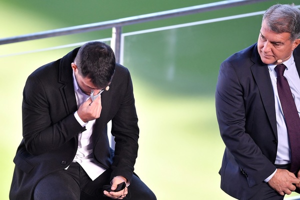 “He decidido dejar de jugar al fútbol profesional”, anunció el ‘Kun’ Agüero entre lágrimas - La Clave
