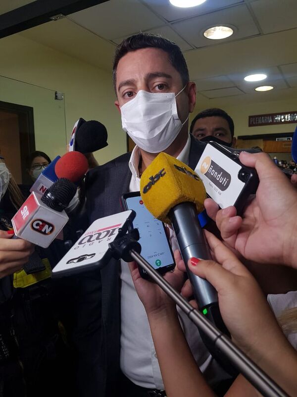 Diputados colorados, a la defensiva y abroquelados para blanquear a Hugo Javier - Nacionales - ABC Color