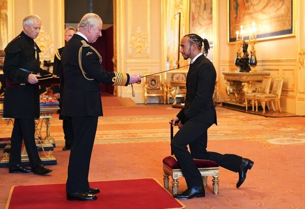 Lewis Hamilton fue nombrado caballero por el príncipe de Gales