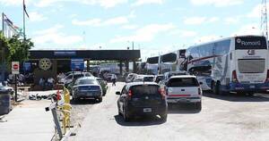 La Nación / Buses de larga distancia reanudan viajes a Buenos Aires por puerto Falcón