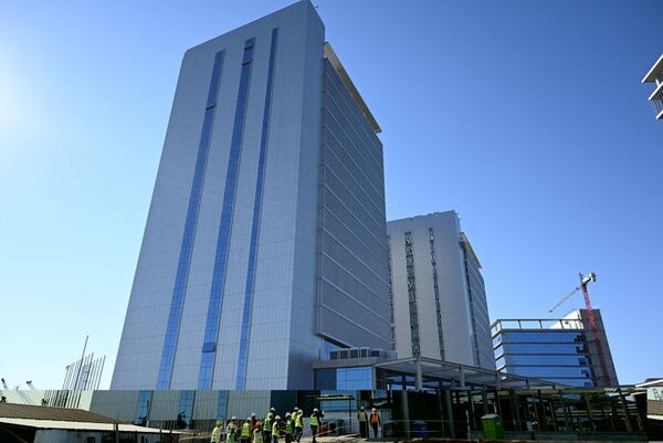 Interminable esperanza de vecinos en las oficinas de Gobierno que debieron concluir hace un año - Nacionales - ABC Color
