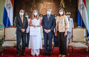 Susana Gertopán recibe Premio Nacional de Literatura de la mano de Abdo