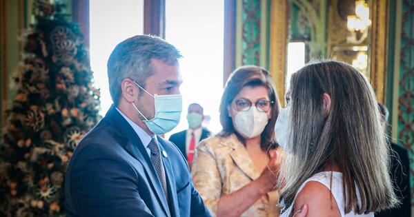 Abdo entrega Premio Nacional de Literatura a Susana Gertopán