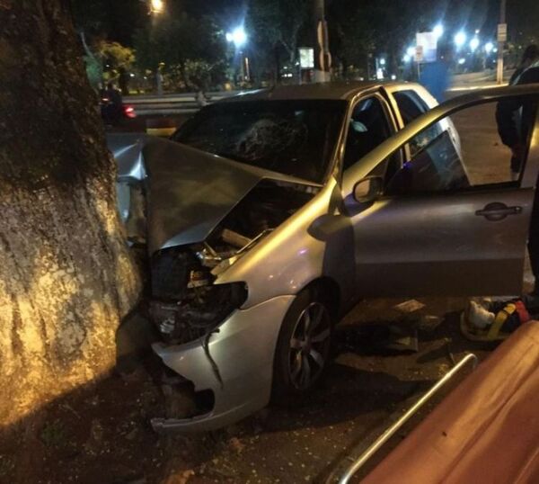 Perdió el control y chocó contra un árbol