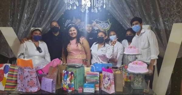 La Nación / Invitados dejaron plantada a una quinceañera, pero una foto en Facebook hizo explotar su fiesta