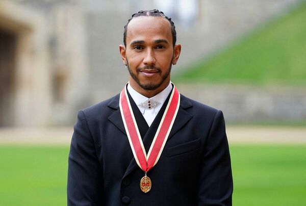 Lewis Hamilton fue nombrado caballero por el Príncipe Carlos - Automovilismo - ABC Color