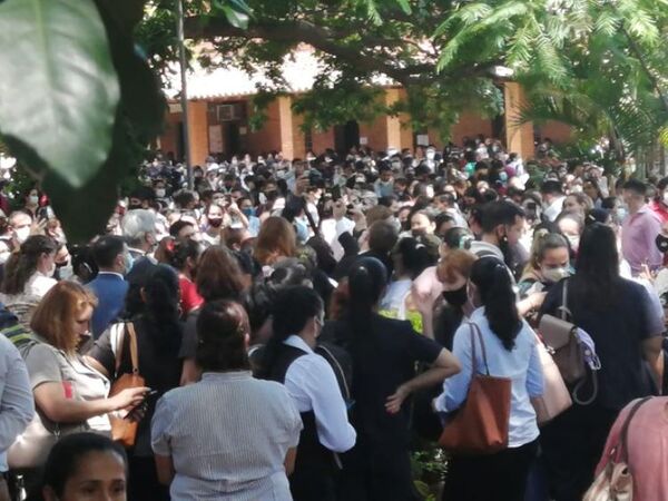 Caos y desorganización en jornada de pruebas de docentes que aspiran a un cargo