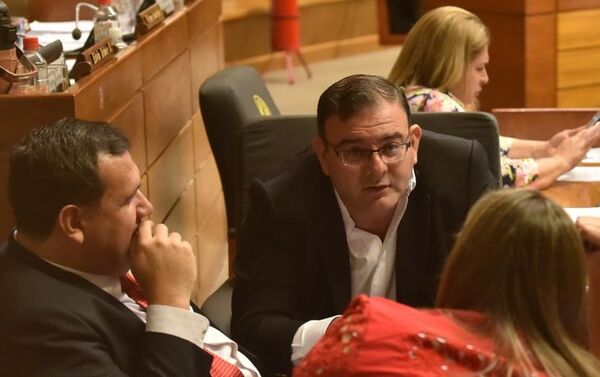 Tribunal blanquea al diputado Tomás Rivas por caso caseros de oro