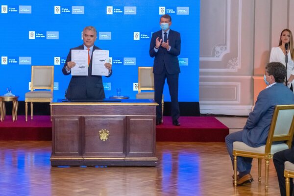 Duque firma el decreto que fija en 256 dólares el salario mínimo en Colombia - MarketData