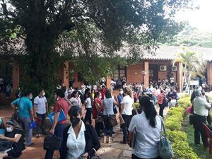 Con abucheos fue recibido el ministro de Educación al examen oral de docentes en San Lorenzo - Nacionales - ABC Color