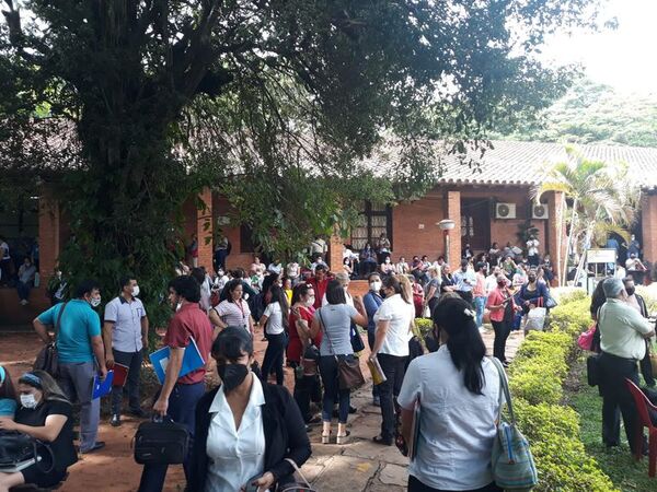 Con abucheos fue recibido el ministro de Educación al examen oral de docentes en San Lorenzo - Nacionales - ABC Color