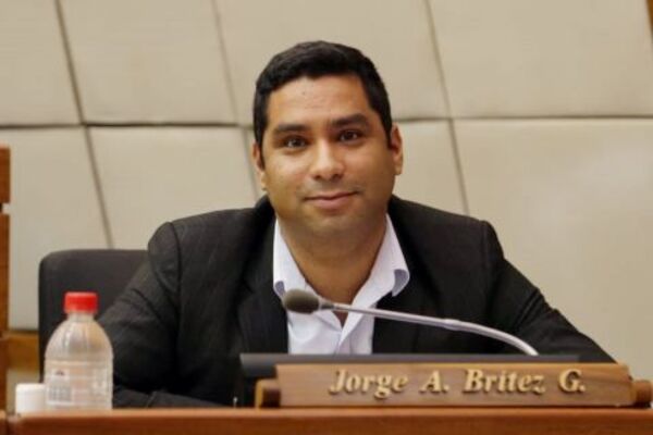 Tiembla Marito… Brítez le amenaza con juicio político porque con metralleta obligan a la vacunación en CDE - ADN Digital