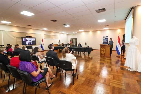 MIC: Artesanas dedicadas a la moda y confección presentaron sus planes de negocios