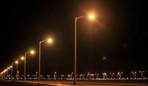 Con miras a las fiestas de fin de año, inician los trabajos de mantenimiento de alumbrados públicos en la costanera de Encarnación