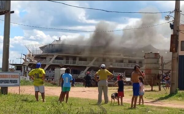 Se incendia el Crucero Paraguay - Nacionales - ABC Color