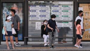 Corea del Sur registra récord de casos de coronavirus y planea restablecer distanciamiento social