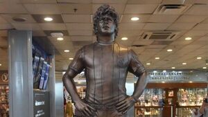 Inauguran una estatua de Maradona en el aeropuerto de Ezeiza