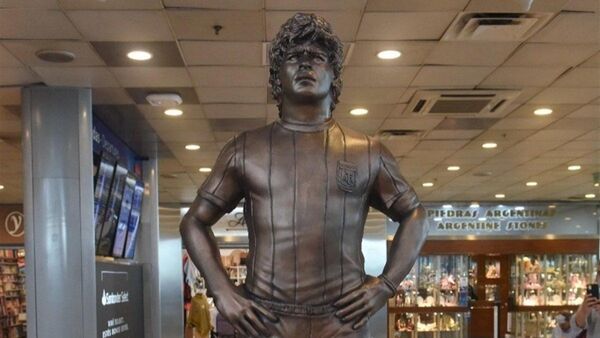 Inauguran una estatua de Maradona en el aeropuerto de Ezeiza