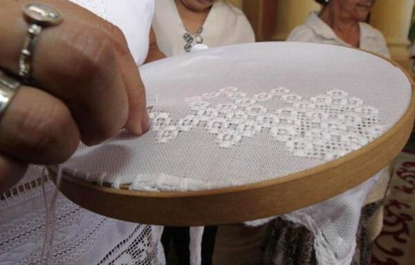 Por decreto, Ejecutivo insta a entidades públicas a usar prendas de ao po'i