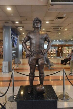 Inauguran una estatua de Maradona en el aeropuerto de Ezeiza