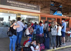 Más de un centenar de personas fue hoy en bus a Argentina por Puerto Falcón - Nacionales - ABC Color