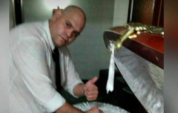 Argentina: condenado por fotografiarse con el cuerpo de Maradona en la funeraria
