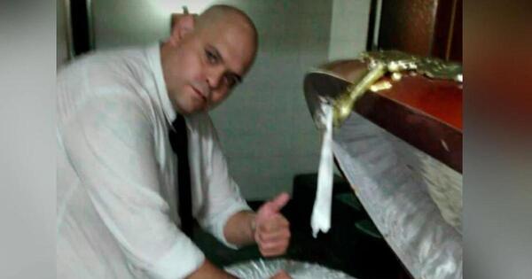 Condenaron al empleado de la funeraria que se fotografió con el cuerpo de Maradona