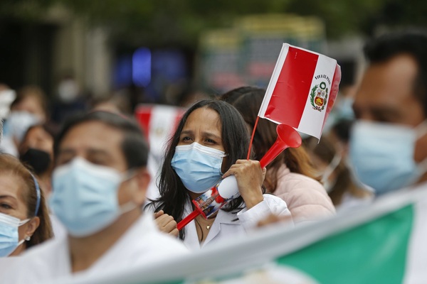 Médicos peruanos paralizan la atención contra los intentos de fusionar los servicios - MarketData