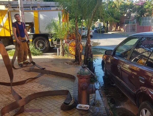 Bomberos denuncian obstrucción constante de hidrantes para recargar sus carros - Nacionales - ABC Color