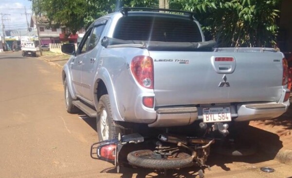 Choque entre un vehículo y una motocicleta deja un lesionado