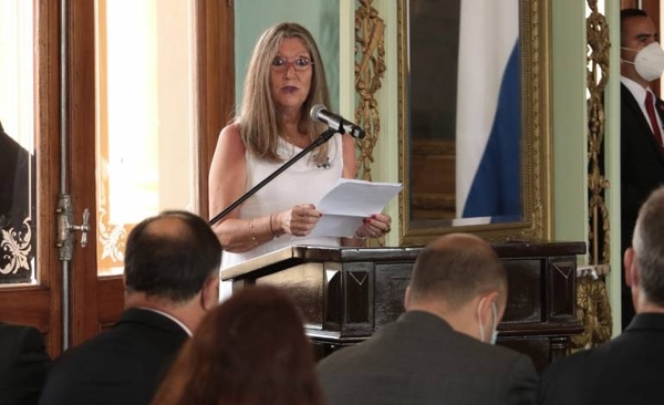 Diario HOY | Marito entrega el Premio Nacional de Literatura 2021