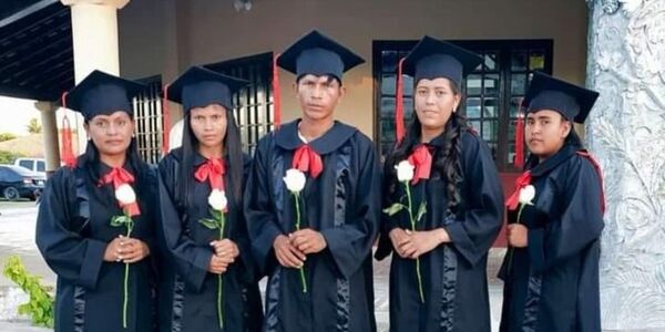 NATIVOS SE RECIBEN DE PROFESORES: CRUZARON EL RÍO POR 3 AÑOS PARA IR A ESTUDIAR - Itapúa Noticias