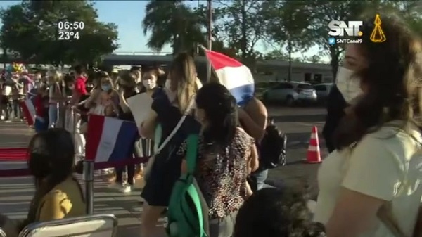 Compatriotas aguardan a Nadia Ferreira en la explanada del Aeropuerto - SNT